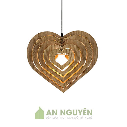 Một chiếc đèn trái tim gỗ được thiết kế tỉ mỉ với hình ảnh đậm chất tình yêu, sẽ là điểm nhấn tuyệt vời cho không gian phòng khách hoặc phòng ngủ của bạn. Hãy không ngốn một giây phút nữa mà tìm kiếm đèn gỗ hình trái tim này để làm mới không gian sống của mình nhé.