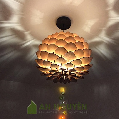 Đèn Gỗ: Mẫu đèn gỗ hình hoa atiso trang trí phòng khách