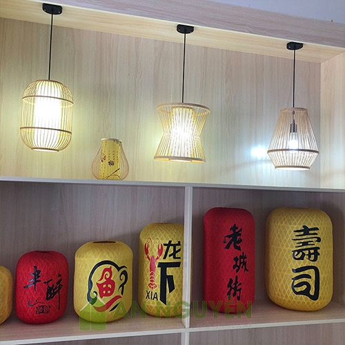 Mẫu đèn tăm tre đan hình trụ có lồng vải trang trí nhà hàng truyền thống