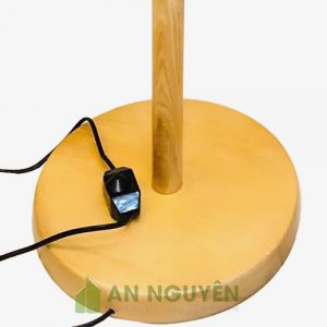 Chân đèn sàn bằng gỗ thật sử dụng chụp mây tre hoặc chụp vải