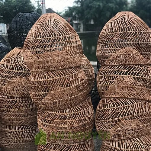 Đèn mây đan trên khung sắt như cái chum trang trí phòng khách