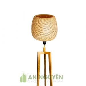 Chân đèn sàn bằng gỗ thật sử dụng chụp mây tre kiểu 3 chân trụ