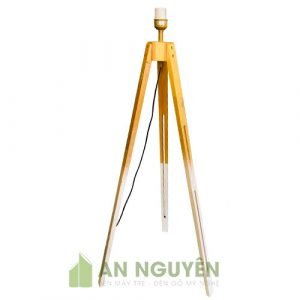 Chân đèn sàn bằng gỗ thật sử dụng chụp mây tre kiểu 3 chân trụ