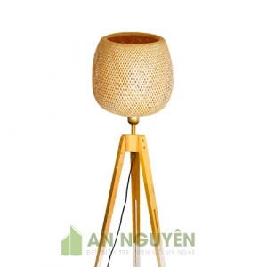 Chân đèn sàn bằng gỗ thật sử dụng chụp mây tre kiểu 3 chân trụ