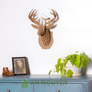 Đầu hưu bằng gỗ trang trí vách tường phòng khách có đèn