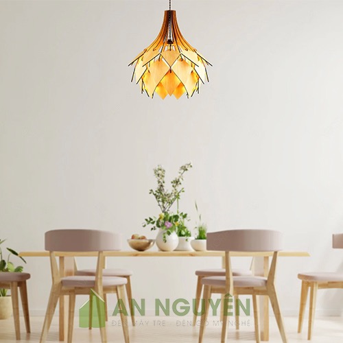 Đèn Gỗ: Mẫu đèn gỗ hình bó hoa, lá nhọn thả trần trang trí bàn ăn