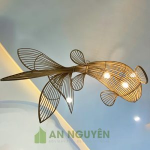 Đèn Mây Tre: Mẫu đèn cá Koi bướm bằng mây đang trang trí nhà hàng