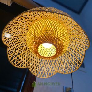 Mẫu đèn mây tre hình bông hoa trang trí các khu nghỉ dưỡng