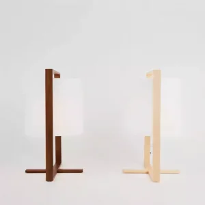 Mẫu đèn gỗ để bàn kèm chụp vải trụ tròn trang trí phòng ngủ khách sạn