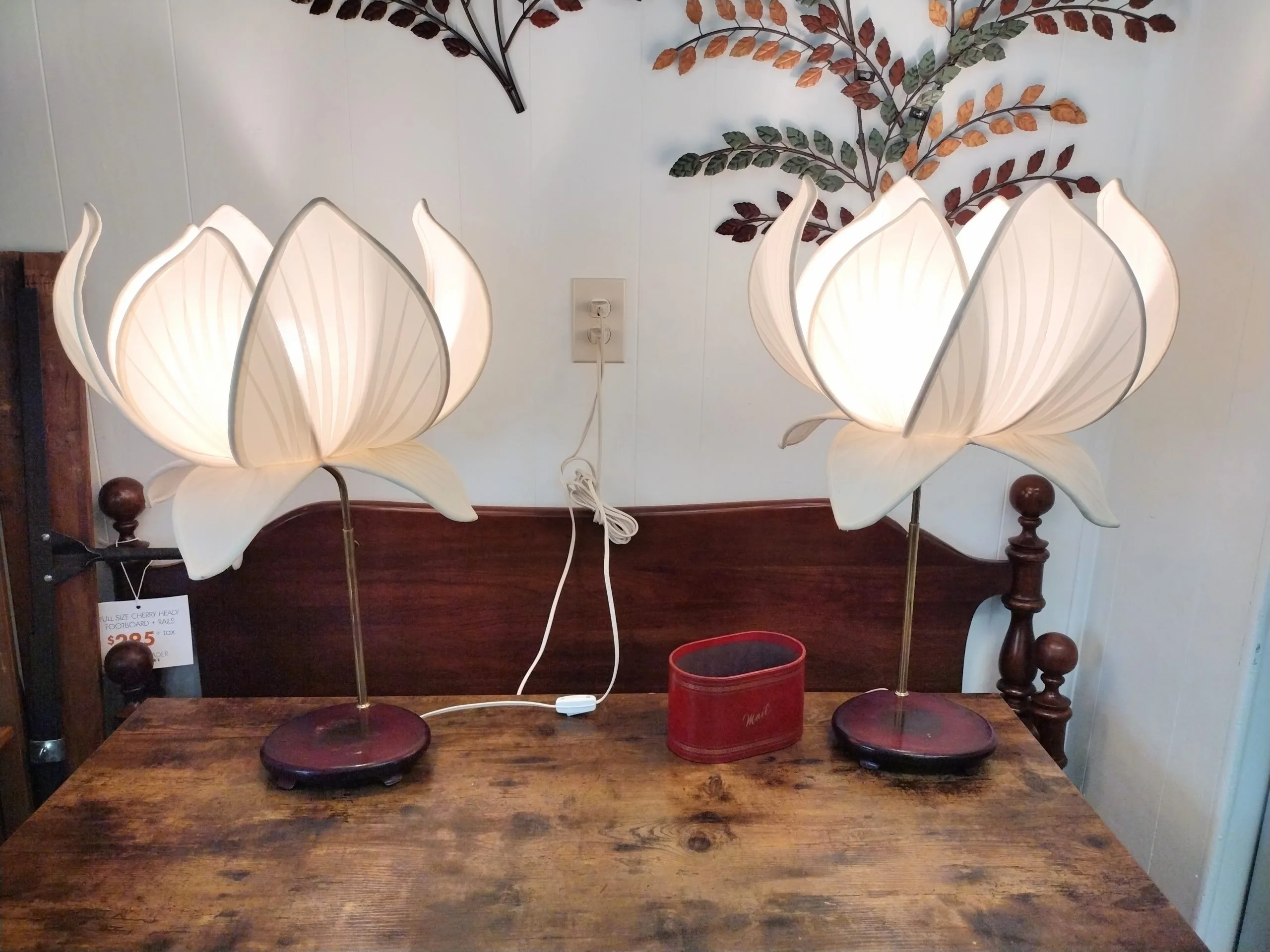 Đèn hoa sen để tab đầu giường lạ mắt