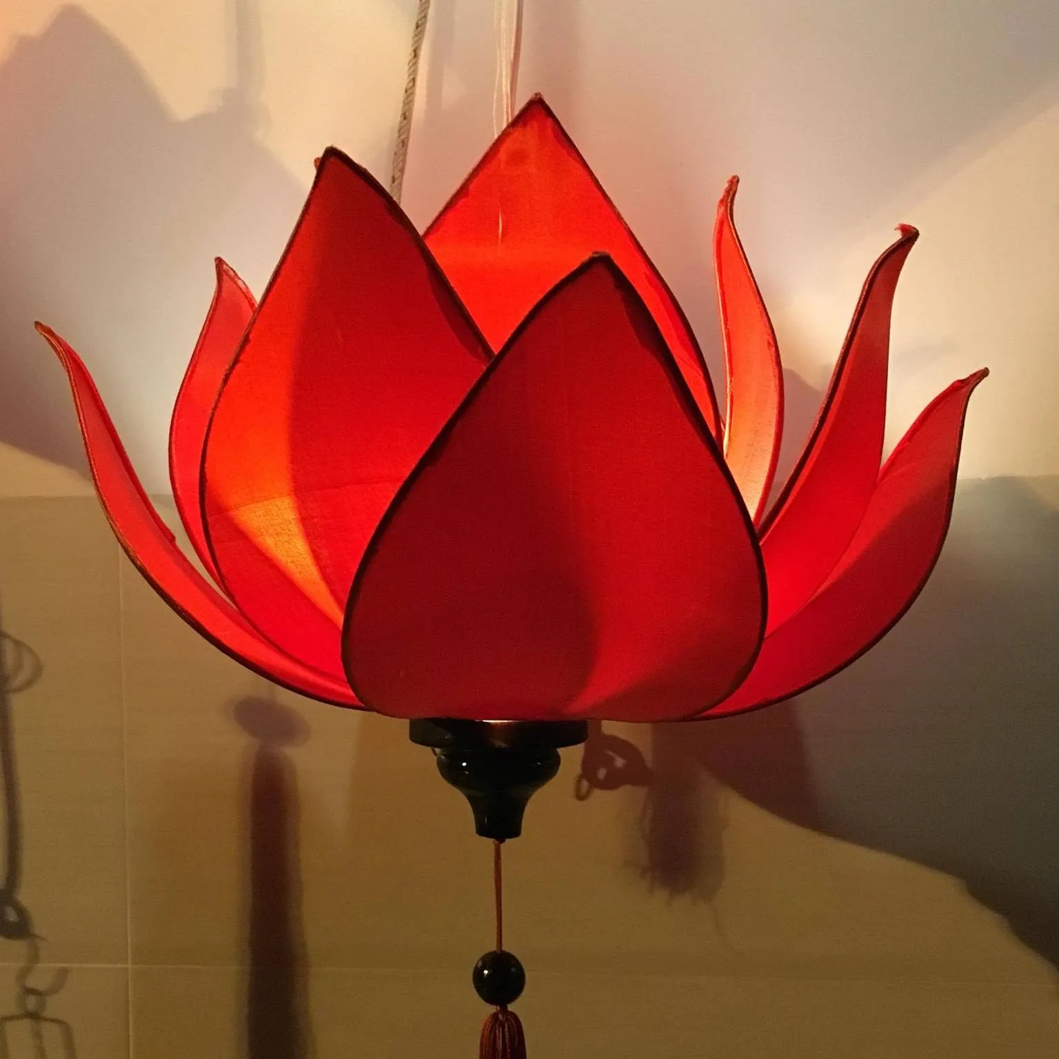 Đèn hoa sen làm từ vải lụa đỏ