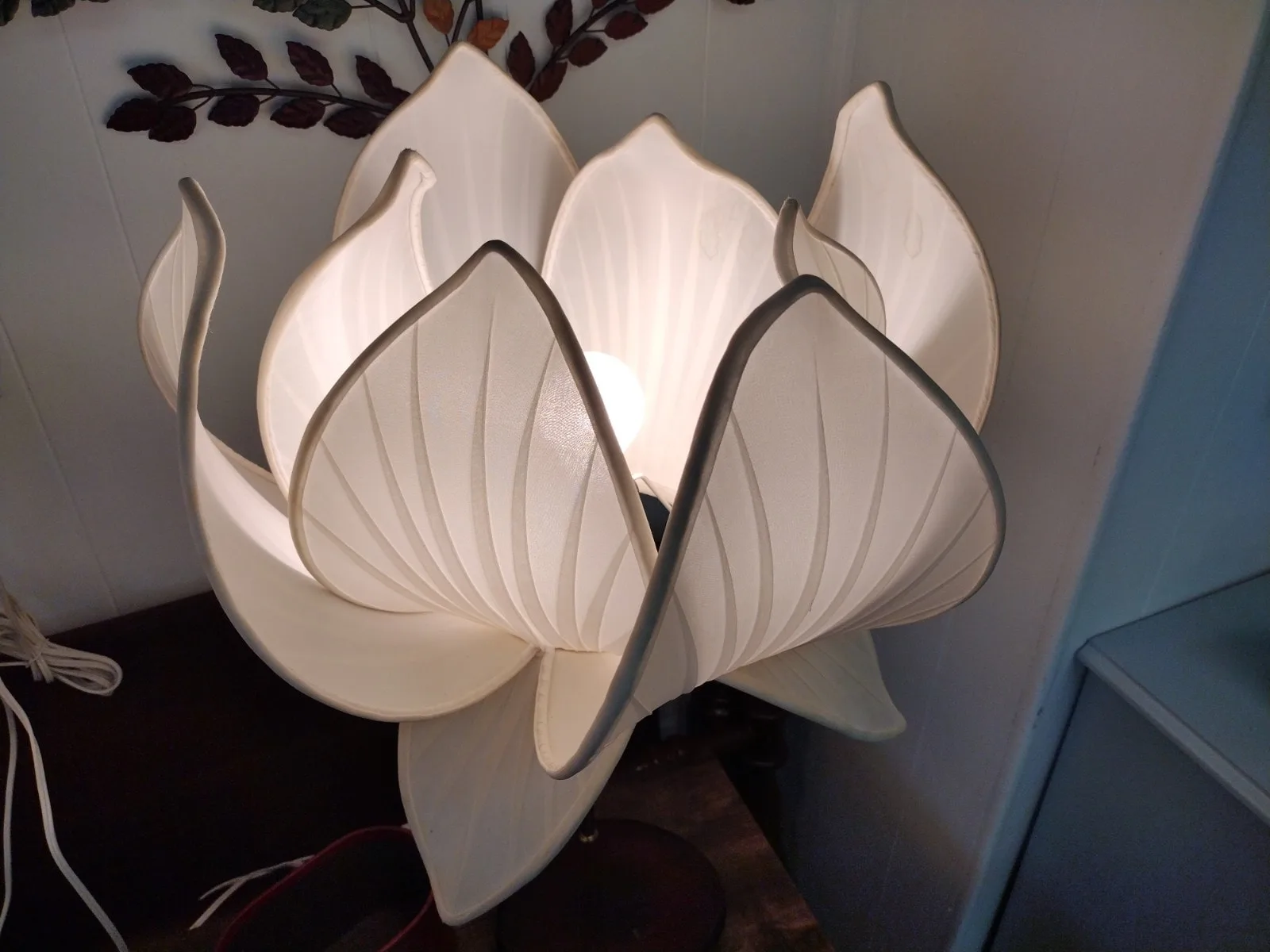 Đèn hoa sen trắng để bàn độc đáo