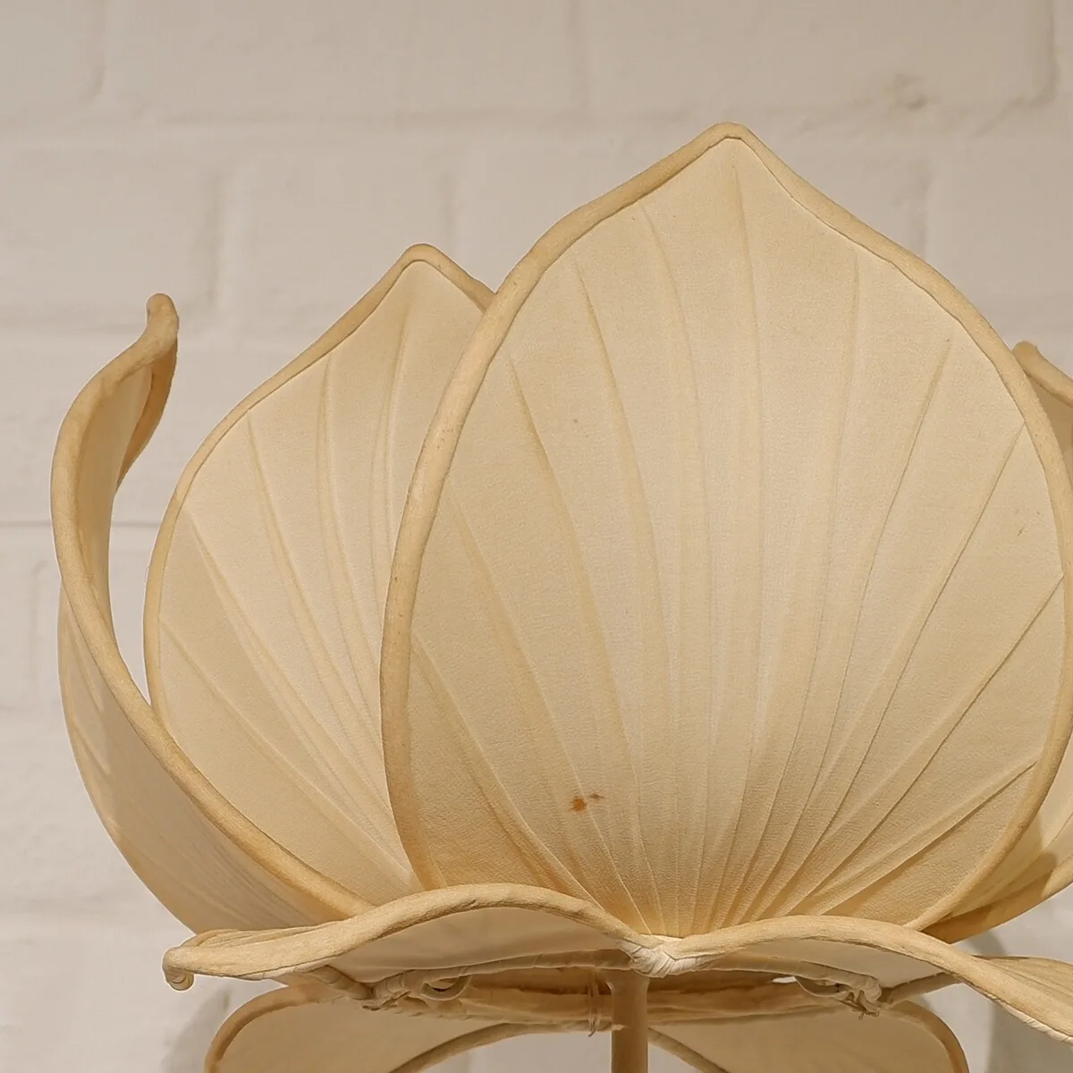 Đèn hoa sen vải voan trắng be ấn tượng