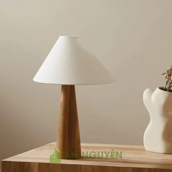 Đèn Gỗ: Mẫu đèn gỗ để bàn gắn chụp vải thiết kế độc đáo trang trí bàn phòng khách sạn