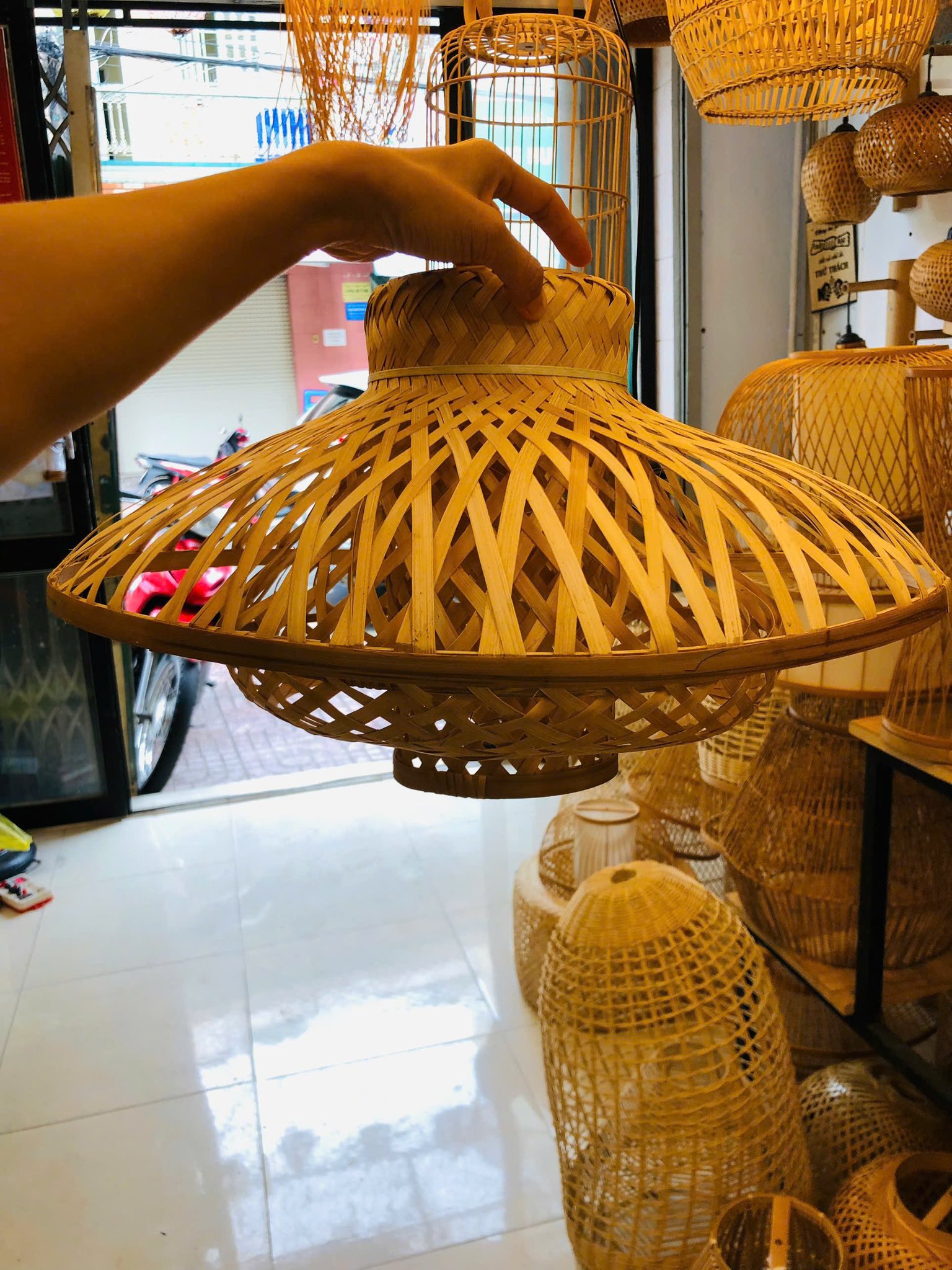 Quan sát form dáng của đèn trước khi mua Quan sát form dáng của đèn trước khi mua