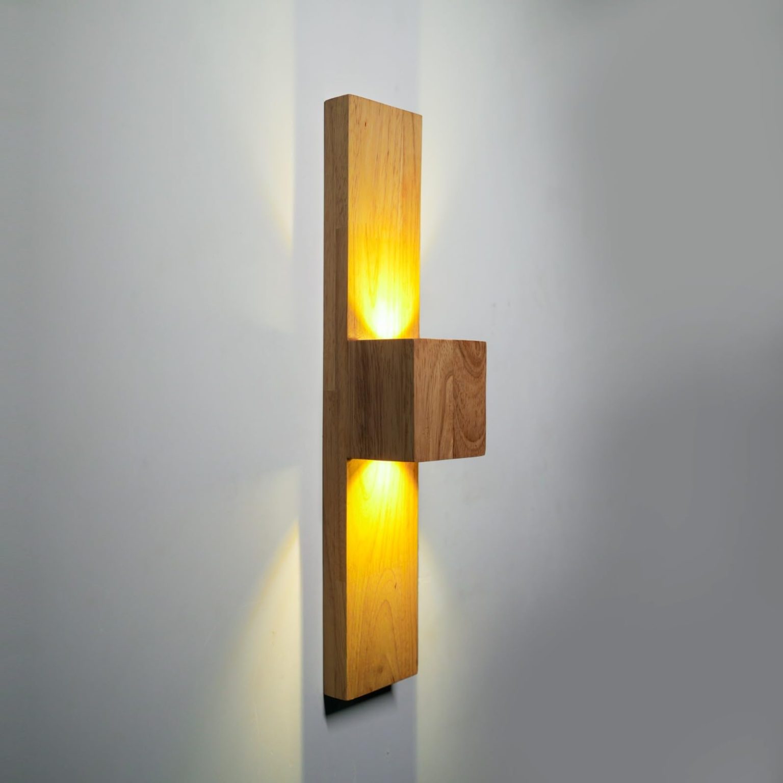 Mẫu đèn tường cầu thang bằng gỗ đẹp